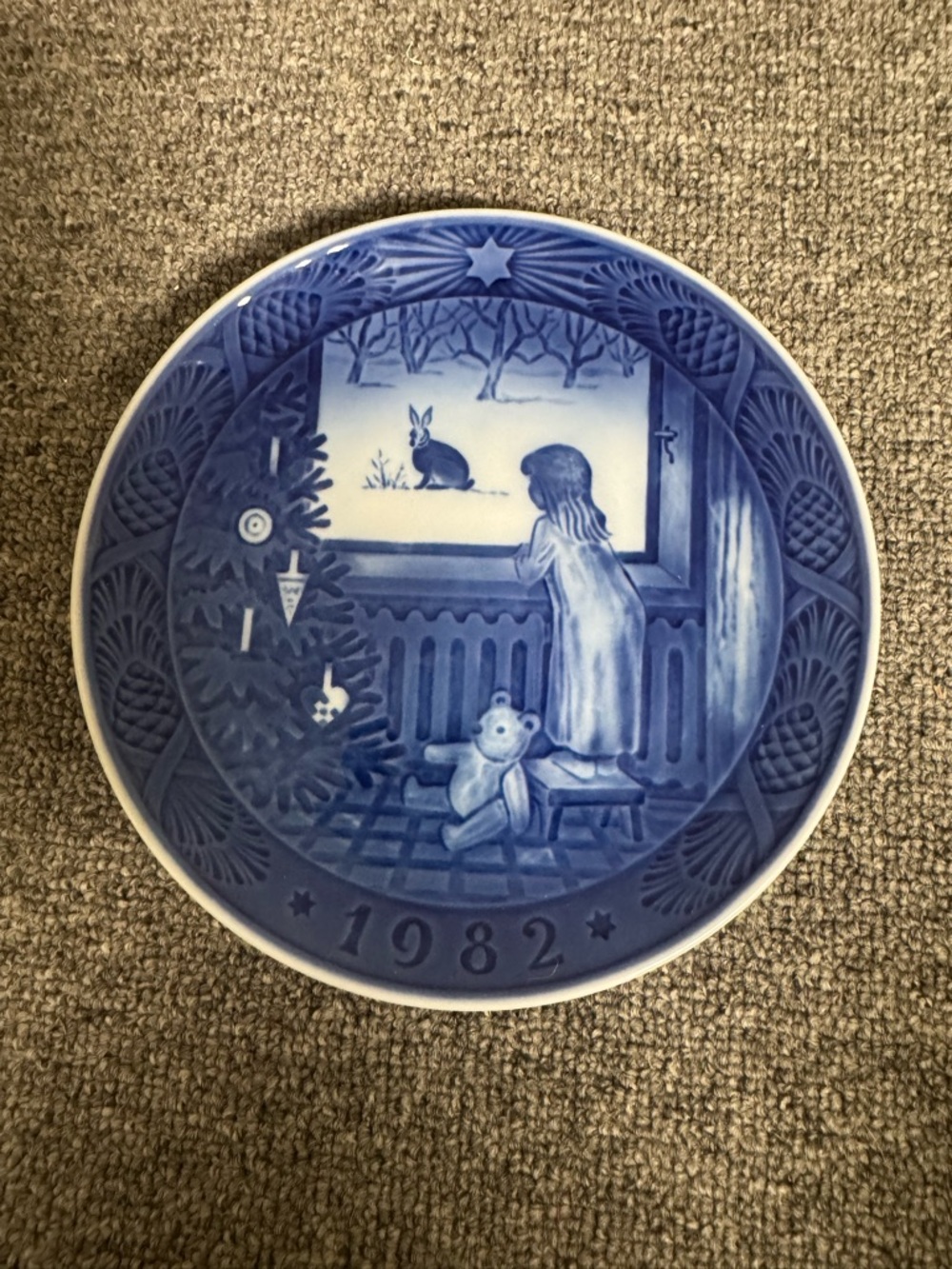 Royal Copenhagen Blue & White 1982 Holiday Collector Plate